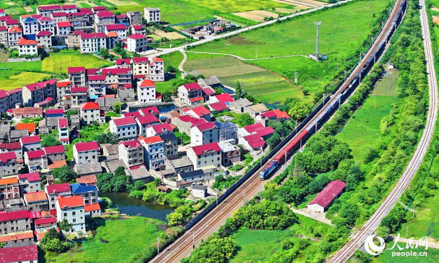 丰城市拖船镇松湖村，公路、铁路与周边乡村田园、房屋相映成景。人民网 朱海鹏摄