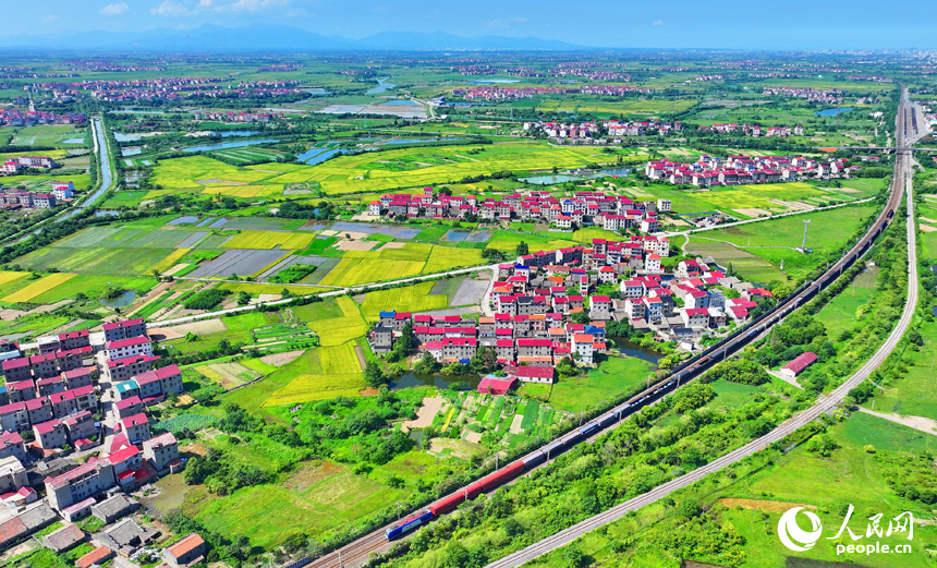 丰城市拖船镇松湖村，公路、铁路与周边乡村田园、房屋相映成景。人民网 朱海鹏摄