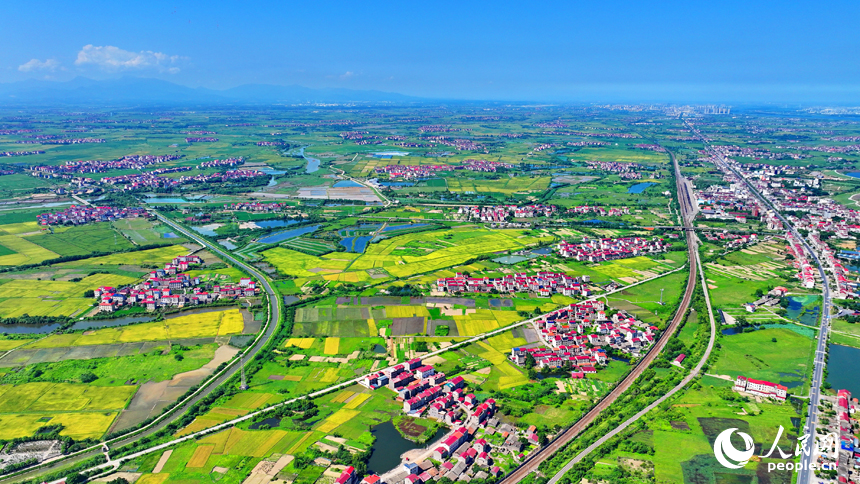 丰城市拖船镇松湖村，公路、铁路与周边乡村田园、房屋相映成景。人民网 朱海鹏摄