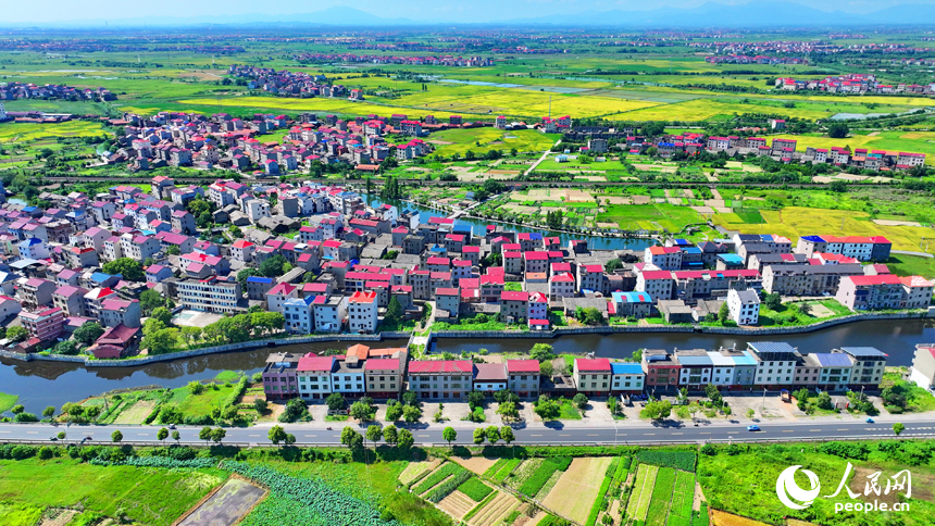 丰城市拖船镇松湖村，公路、铁路与周边乡村田园、房屋相映成景。人民网 朱海鹏摄
