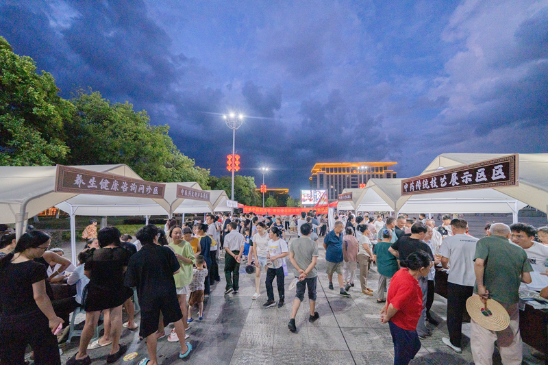 江西省金溪縣“中醫藥文化夜市”活動在錦繡廣場舉辦。