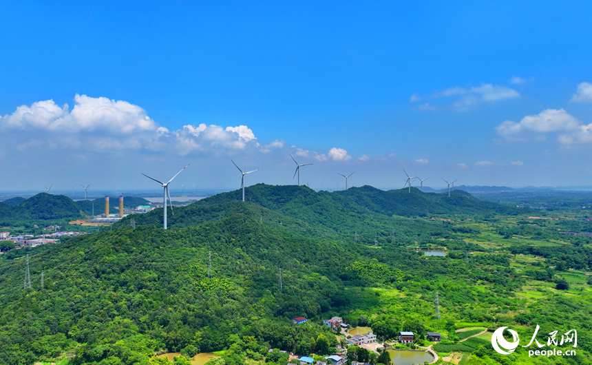 位于九江市彭泽县的中广核彭泽泉山风力发电项目风电场，风叶迎风旋转，转化成清洁电能输入电网。人民网 朱海鹏摄