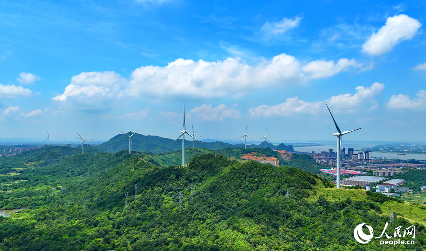 位於九江市彭澤縣的中廣核彭澤泉山風力發電項目風電場，風葉迎風旋轉，轉化成清潔電能輸入電網。人民網 朱海鵬攝
