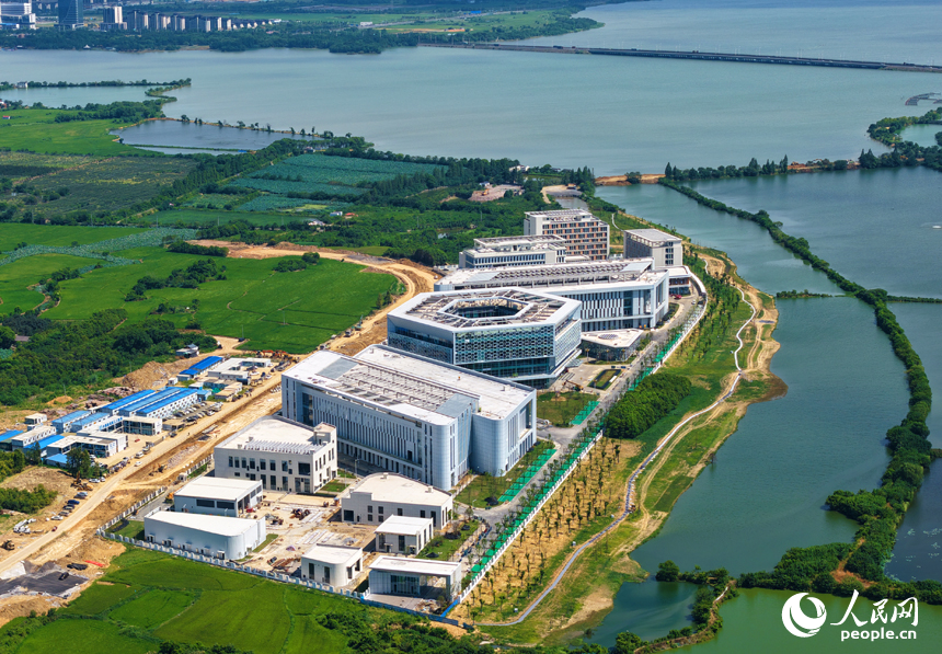 南昌瑶湖科学岛一期项目——南昌实验室建设现场，项目整体形象已初步显现。人民网记者 毛思远摄