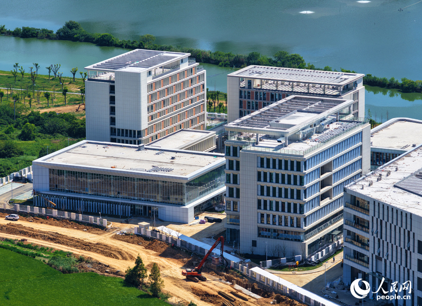 南昌瑤湖科學島一期項目——南昌實驗室建設現場，項目整體形象已初步顯現。人民網記者 毛思遠攝