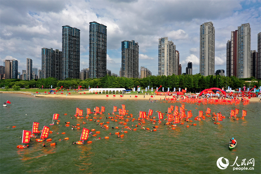 2025年南昌市橫渡贛江活動在贛江南昌段舉行，圖為游泳愛好者們在入水點下水向對岸游去。人民網記者 時雨攝