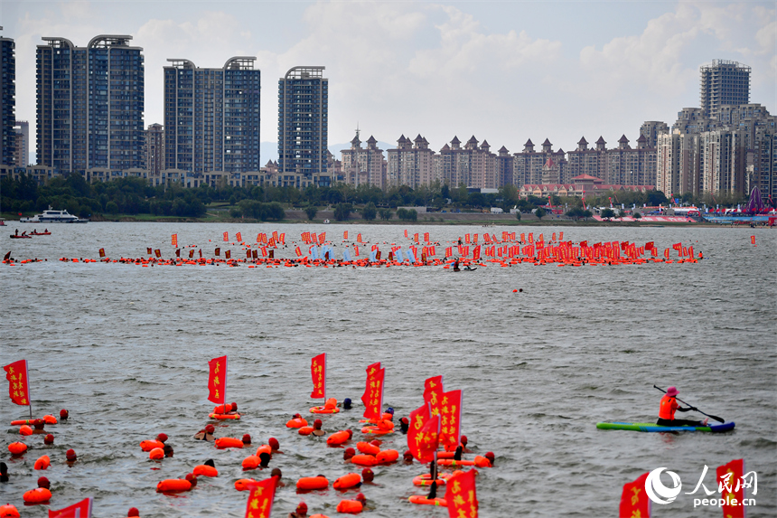 2025年南昌市横渡赣江活动在赣江南昌段举行，图为游泳爱好者们在入水点下水向对岸游去。人民网记者 时雨摄