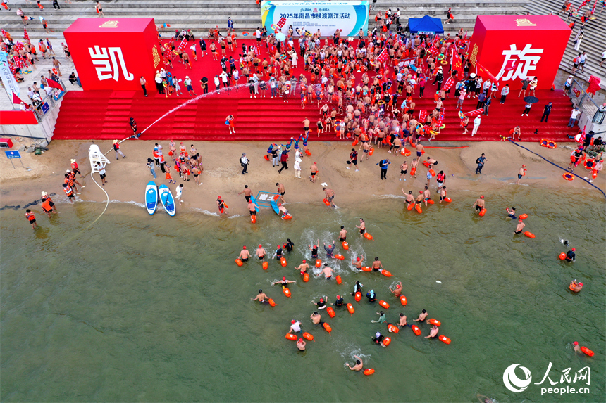 游泳爱好者抵达终点“凯旋门”。人民网记者 时雨摄