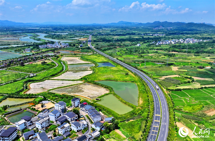 九江市彭澤縣馬當鎮青山村，蜿蜒的農村公路與村庄、田園相映成景。人民網 朱海鵬攝