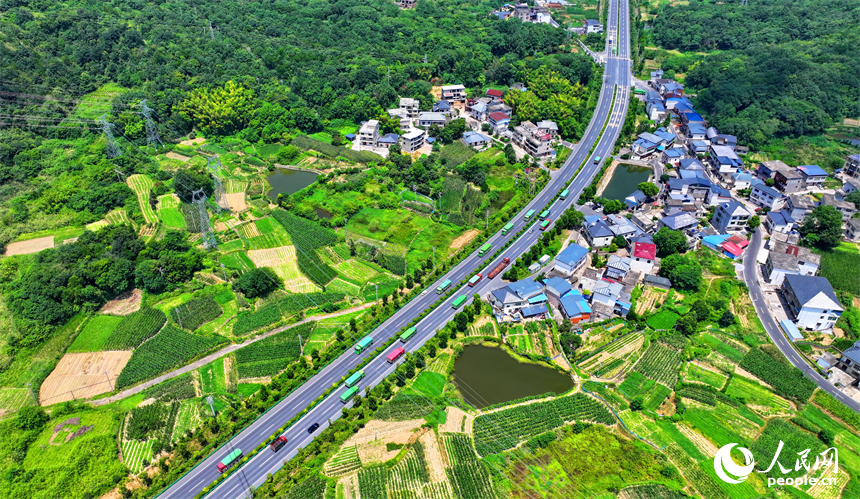 九江市彭泽县马当镇青山村，蜿蜒的农村公路与村庄、田园相映成景。人民网 朱海鹏摄