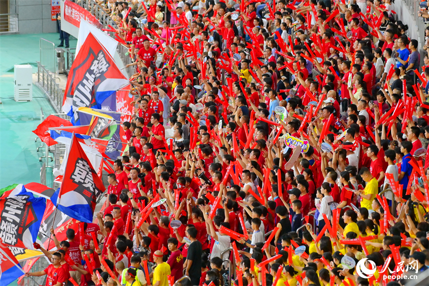 在赣州市全民健身中心举行的“赣超”第二轮比赛吸引数万人到场观看。人民网 朱海鹏摄