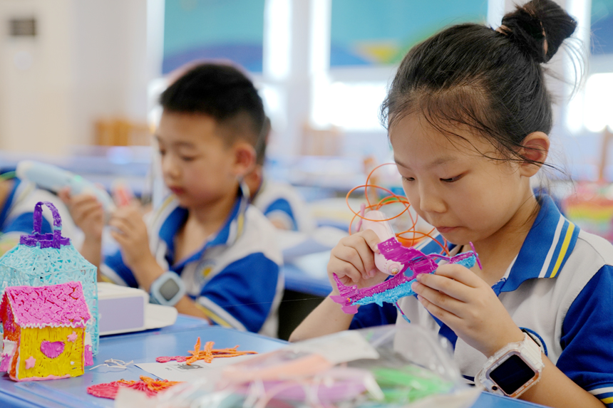 孩子们正在制作3D打印模型。陈旗海摄