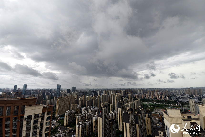 21日下午，烏雲壓城，南昌遭遇大風、強降雨的強對流天氣。人民網記者 時雨攝