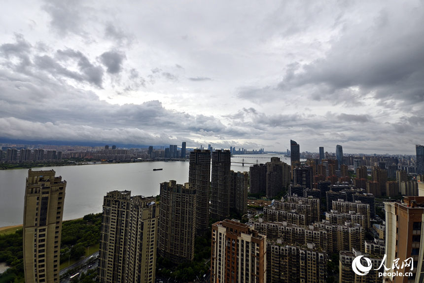 21日下午，烏雲壓城，南昌遭遇大風、強降雨的強對流天氣。人民網記者 時雨攝