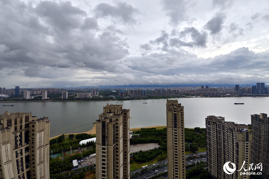 21日下午，烏雲壓城，南昌遭遇大風、強降雨的強對流天氣。人民網記者 時雨攝