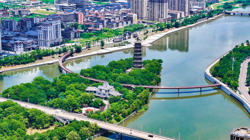 航拍江西省抚州市临川区上顿渡镇一河两岸风景区。郭昊摄