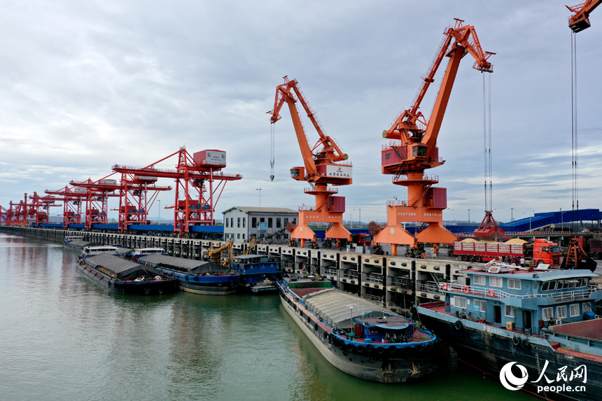 赣江南昌县水域的姚湾综合码头上，龙门吊正在装卸货船上的货物。人民网记者 时雨摄