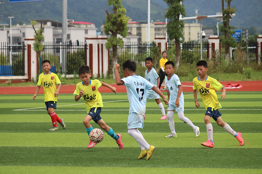 小球员们正在球场比拼。刘琮媛摄