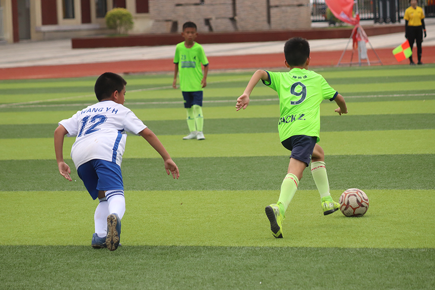 小球員們正在球場比拼。劉琮媛攝