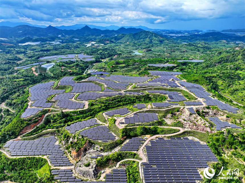 贛州市尋烏縣文峰鄉柯樹塘廢棄礦山，連片的光伏發電設施與群峰、林田、花果、湖草交相輝映。人民網 朱海鵬攝