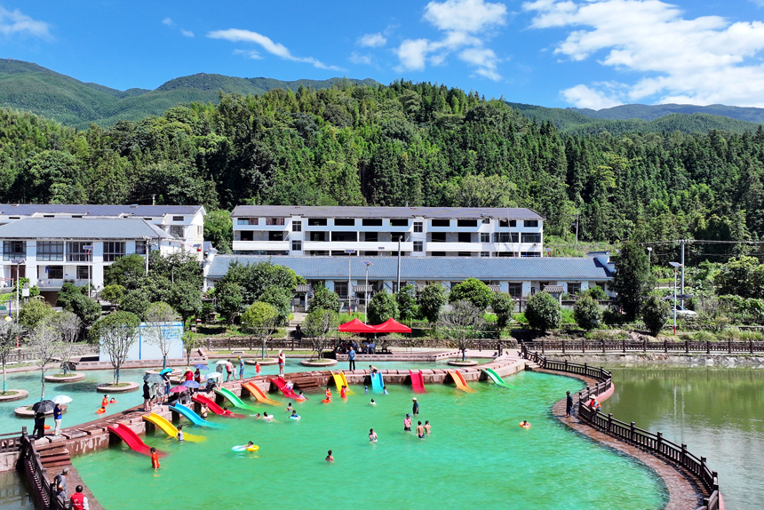 宜豐縣黃墾鎮九嶺村源泉游泳池，孩子們在戲水消暑，樂享清涼。何賤來攝