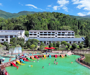 ““一村一池”享清凉”/