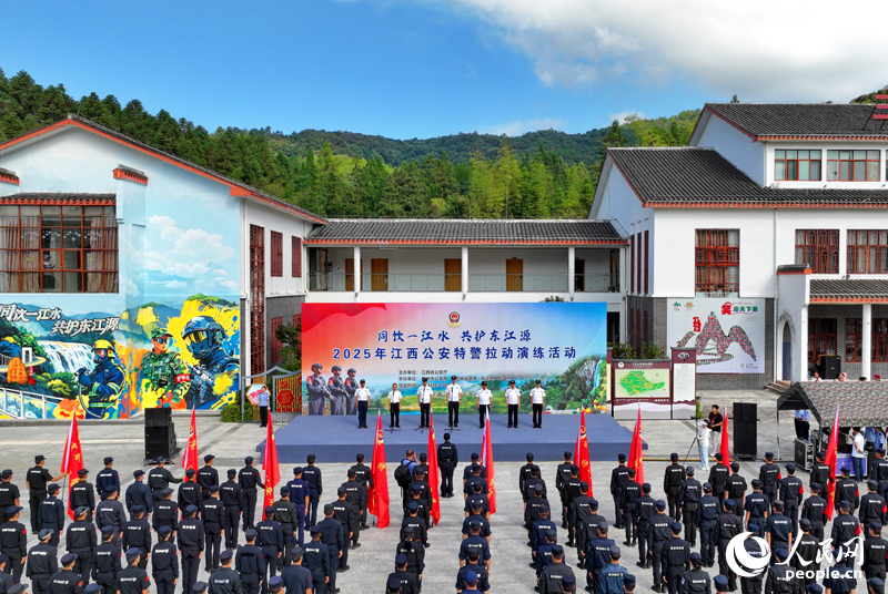 2025江西公安特警拉动演练活动现场。人民网 朱海鹏摄