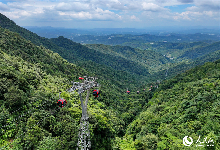 赣州市安远县三百山，许多游客搭乘缆车前来景区游玩。人民网 朱海鹏摄
