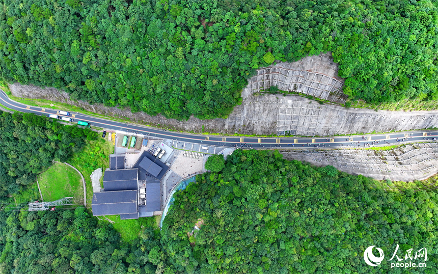 赣州市安远县三百山，许多游客搭乘缆车前来景区游玩。人民网 朱海鹏摄