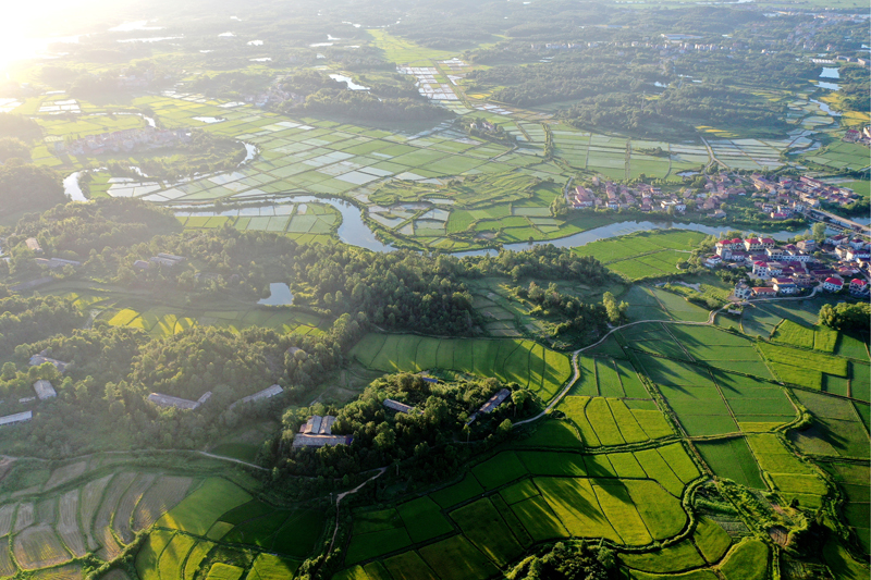 上高县新界埠镇五星村，夕阳与田垄、公路、民居、河流构成一幅田园风光画。陈旗海摄