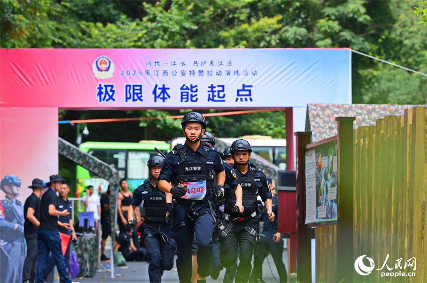 赣州市安远县三百山，公安特警在进行实战化拉动演练。人民网 朱海鹏摄