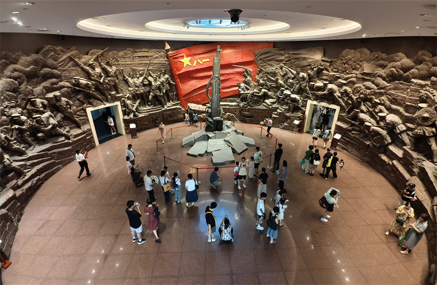 “八一”建军节临近，游客们走进南昌八一起义纪念馆参观。人民网记者 时雨摄