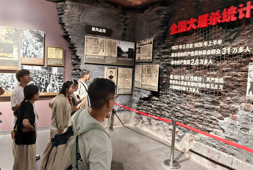 “八一”建軍節臨近，游客們走進南昌八一起義紀念館參觀。人民網記者 時雨攝