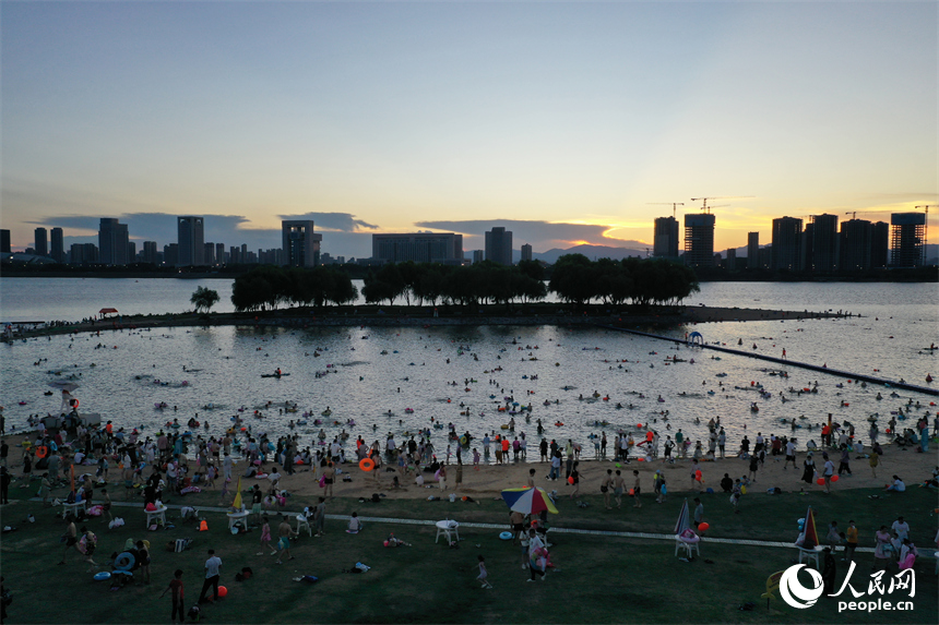 市民和游客在万紫千红滩的天然泳场戏水纳凉。人民网记者 时雨摄