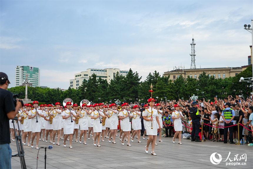 江西师范大学女大学生军乐团，进行行进式演奏。人民网 涂诗轩摄