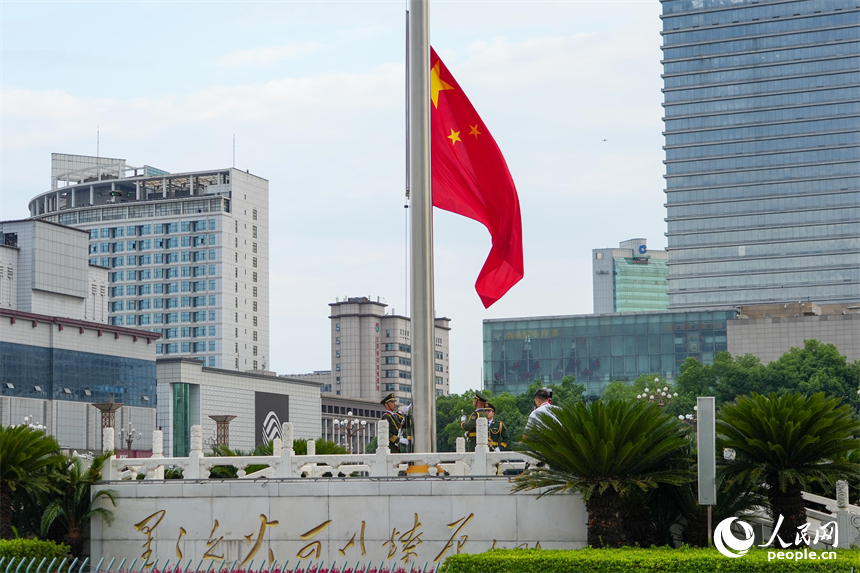 随着护旗手奋力一挥，鲜艳的国旗缓缓上升。人民网 涂诗轩摄
