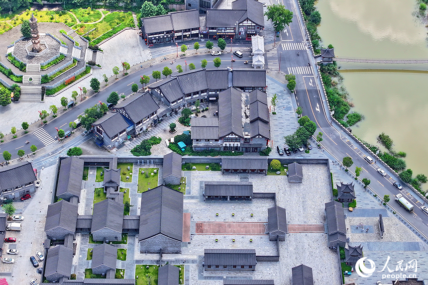 贛州市大余縣城的南安府衙，不少游客前來參觀游覽。人民網 朱海鵬攝