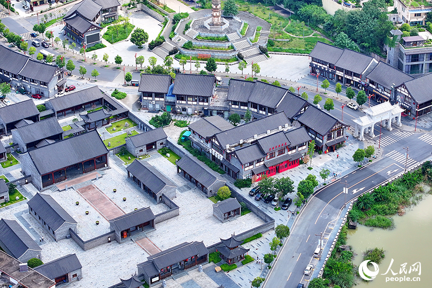 赣州市大余县城的南安府衙，不少游客前来参观游览。人民网 朱海鹏摄