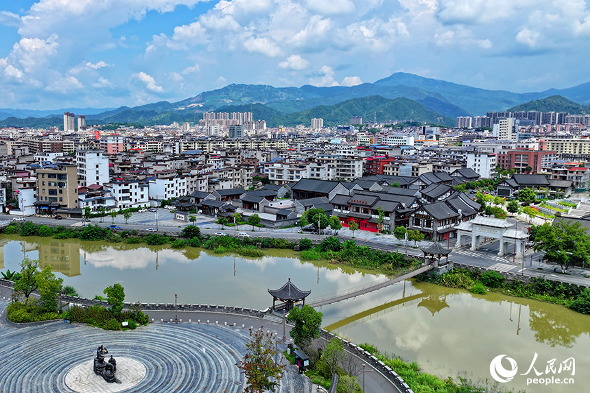 赣州市大余县城的南安府衙，不少游客前来参观游览。人民网 朱海鹏摄