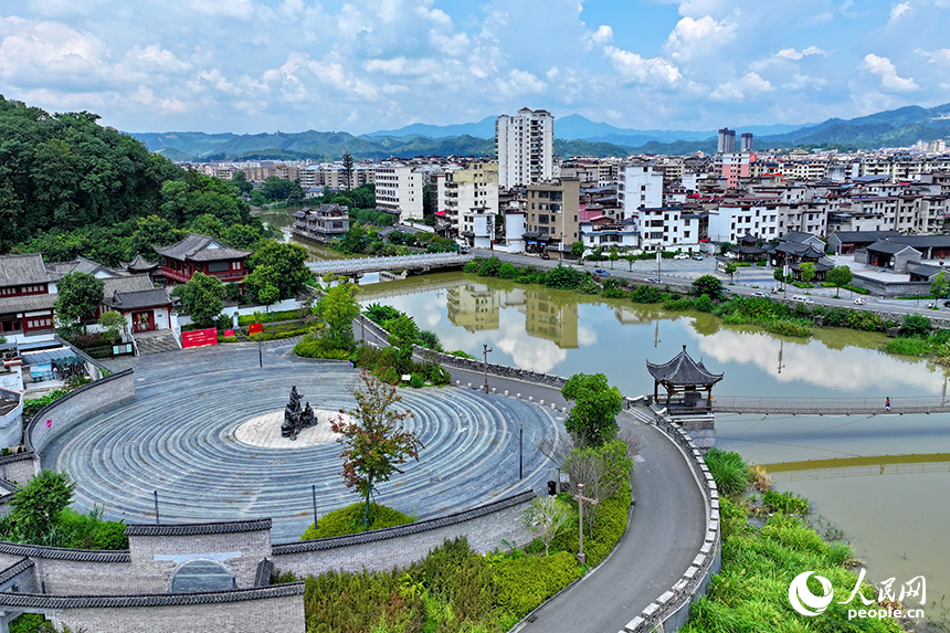 赣州市大余县城的南安府衙，不少游客前来参观游览。人民网 朱海鹏摄