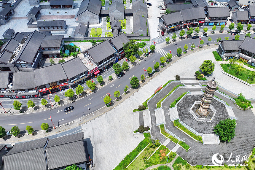 赣州市大余县城的南安府衙，不少游客前来参观游览。人民网 朱海鹏摄