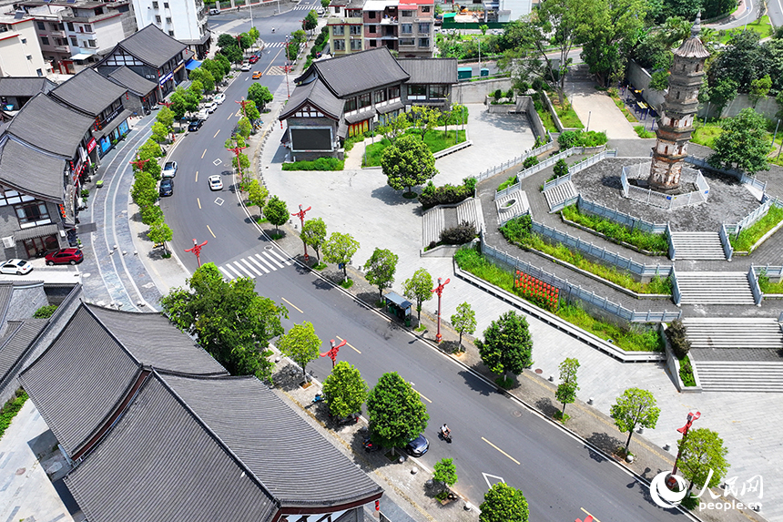 赣州市大余县城的南安府衙，不少游客前来参观游览。人民网 朱海鹏摄