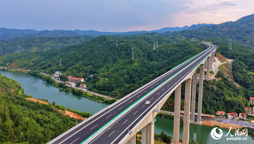 贛州市上猶縣陡水鎮，車輛行駛在建成通車后的遂大高速上猶江特大橋上。人民網 朱海鵬攝