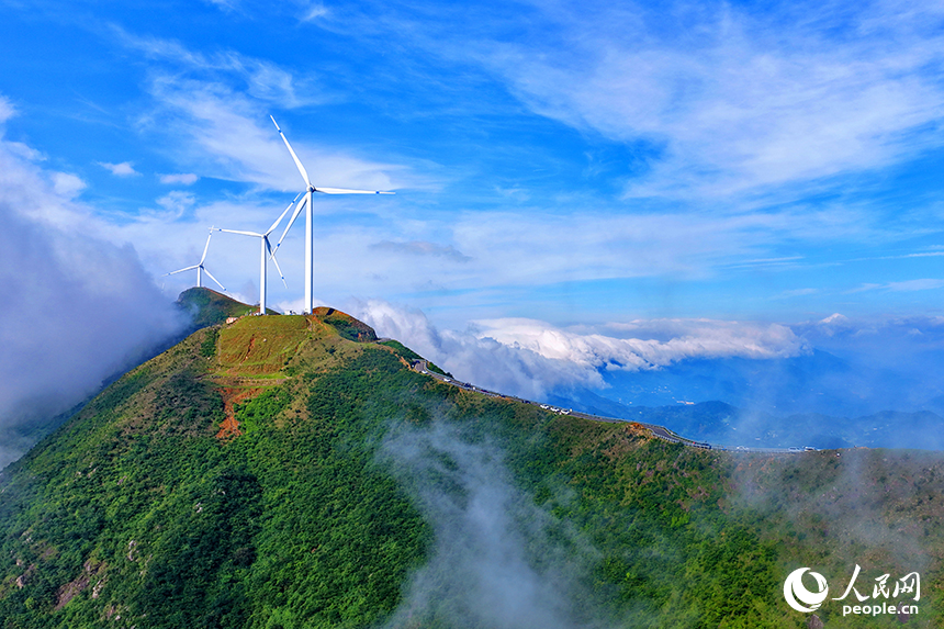 贛州市上猶縣雙溪草山，一台台風力發電機迎風旋轉，吸引許多游客前來觀賞“雲蒸霞蔚、風葉飛旋”的獨特美景。人民網 朱海鵬攝