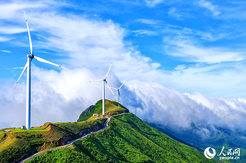 贛州市上猶縣雙溪草山，一台台風力發電機迎風旋轉，吸引許多游客前來觀賞“雲蒸霞蔚、風葉飛旋”的獨特美景。人民網 朱海鵬攝