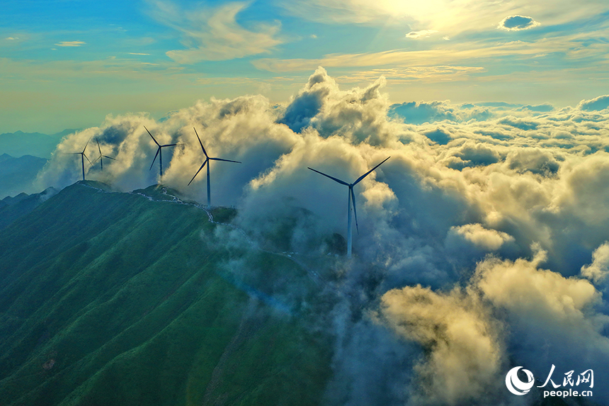贛州市上猶縣雙溪草山，一台台風力發電機迎風旋轉，吸引許多游客前來觀賞“雲蒸霞蔚、風葉飛旋”的獨特美景。人民網 朱海鵬攝