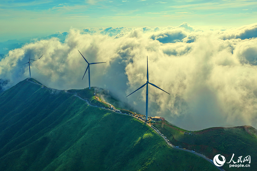 贛州市上猶縣雙溪草山，一台台風力發電機迎風旋轉，吸引許多游客前來觀賞“雲蒸霞蔚、風葉飛旋”的獨特美景。人民網 朱海鵬攝