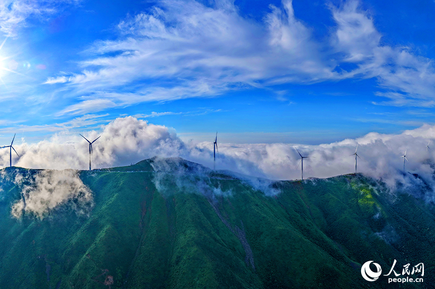 贛州市上猶縣雙溪草山，一台台風力發電機迎風旋轉，吸引許多游客前來觀賞“雲蒸霞蔚、風葉飛旋”的獨特美景。人民網 朱海鵬攝