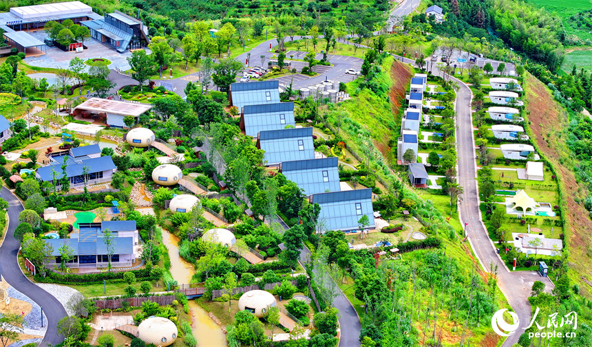 贛州市崇義縣鉛廠鎮石河底村，鱗次櫛比的鋁制裝配式民宿建筑造型獨特，吸引不少游客前來體驗游玩。人民網 朱海鵬攝