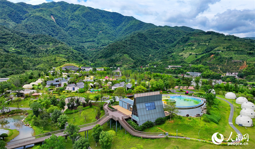 贛州市崇義縣鉛廠鎮石河底村，鱗次櫛比的鋁制裝配式民宿建筑造型獨特，吸引不少游客前來體驗游玩。人民網 朱海鵬攝